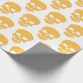 Geel op witte schedels cadeaupapier (Hoek)