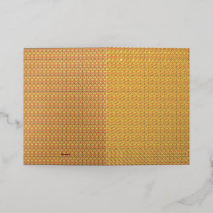 Geel, oranje en bruine vellen inpakpapier zijn folie wenskaart