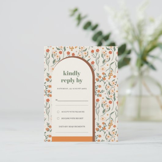 Geel Oranje Rust Groovy Retro Arch Flora Wedding RSVP Kaartje (Staand voorkant)