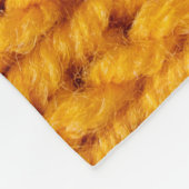 Geel patroon met achtergrondstructuur van gebreide fleece deken (Hoek)