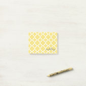 Geel Quatrefoil Patroon met persoonlijke naam Post-it® Notes (Op bureau)