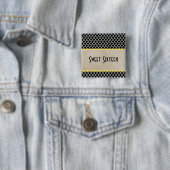 Geel - Quatrefoil Sweet 16 Button (In situ)