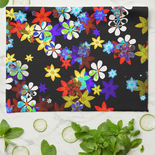 Geel, rood, blauw, crème, Violet Flowers op zwart Theedoek (Gevouwen)