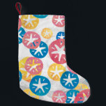Geel rood blauw patroon met zwarte dollar kleine kerstsok<br><div class="desc">Trendy Sand Dollar naadloos Patroon in Geel, Rood en Blauw kenmerkt ons originele ontwerp van diverse grootte en kleuren van overlappende zanddollars in een vlakke grafische stijl met onze handtekeningstructuur op een getextureerde witte achtergrond. Ons naadloze patroon maakt het voor u mogelijk om het ontwerp aan te passen en de...</div>