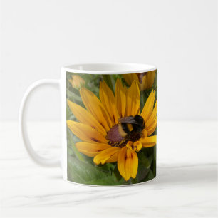 Geel Rudbeckia Flowers en Bee Koffiemok