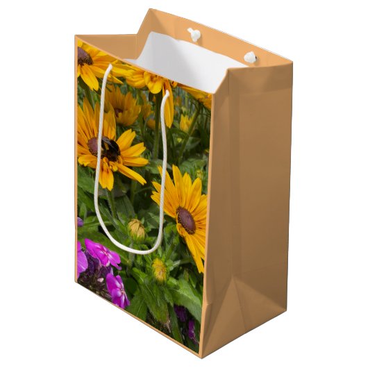 Geel Rudbeckia Flowers Roze Phlox en Bee Medium Cadeauzakje (Voorkant Gekanteld)