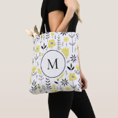 Geel Scandinavisch Bloempatroon Monogram Tote Bag (Dichtbij)