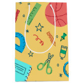Geel schoolmateriaal voor terug naar school medium cadeauzakje (Voorkant)