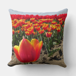 Geel Sierkussen met rode tulpen