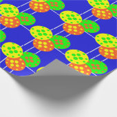 Geel, sinaasappel, & groene pickleballs op blauw h cadeaupapier (Hoek)
