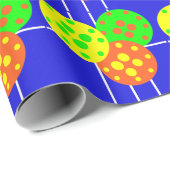 Geel, sinaasappel, & groene pickleballs op blauw h cadeaupapier (Rol Hoek)