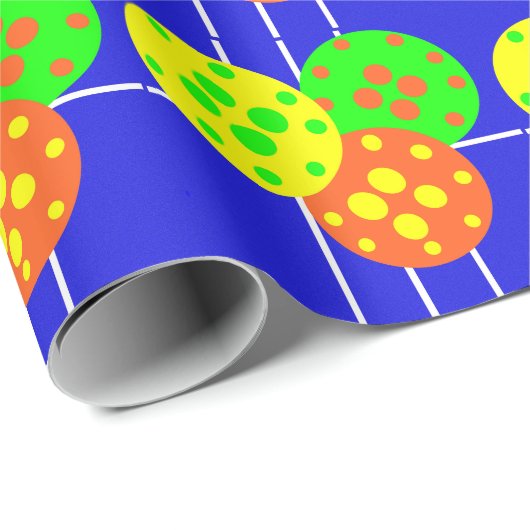 Geel, sinaasappel, & groene pickleballs op blauw h cadeaupapier (Rol Hoek)