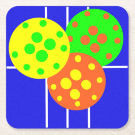 Geel, sinaasappel, & groene pickleballs op blauw h kartonnen onderzetters