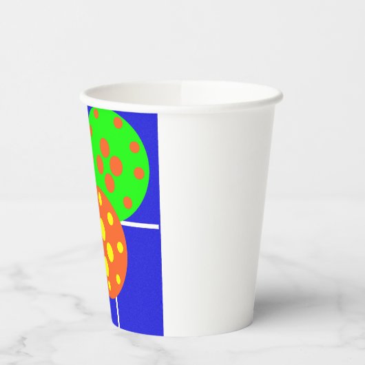 Geel, sinaasappel, & groene pickleballs op blauw h papieren bekers (Links)