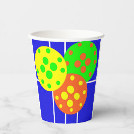 Geel, sinaasappel, & groene pickleballs op blauw h papieren bekers