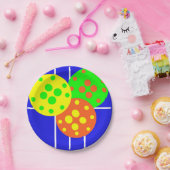 Geel, sinaasappel, & groene pickleballs op blauw h papieren bordje (Feest)