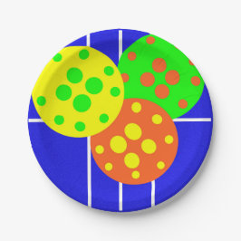 Geel, sinaasappel, & groene pickleballs op blauw h papieren bordje