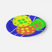 Geel, sinaasappel, & groene pickleballs op blauw h papieren bordje (Gekanteld)
