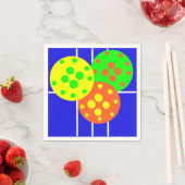 Geel, sinaasappel, & groene pickleballs op blauw h servet (Insitu)