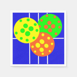 Geel, sinaasappel, & groene pickleballs op blauw h servet