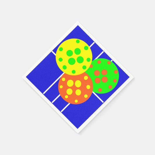 Geel, sinaasappel, & groene pickleballs op blauw h servet (Hoek)