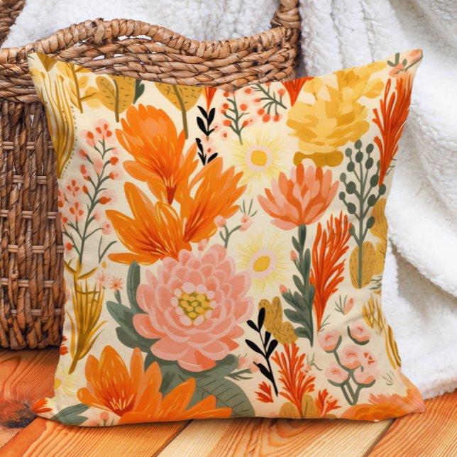 Geel Sinaasappel Koraal Groen Bloemen Kussen (Orange and blush floral on yellow pillow)