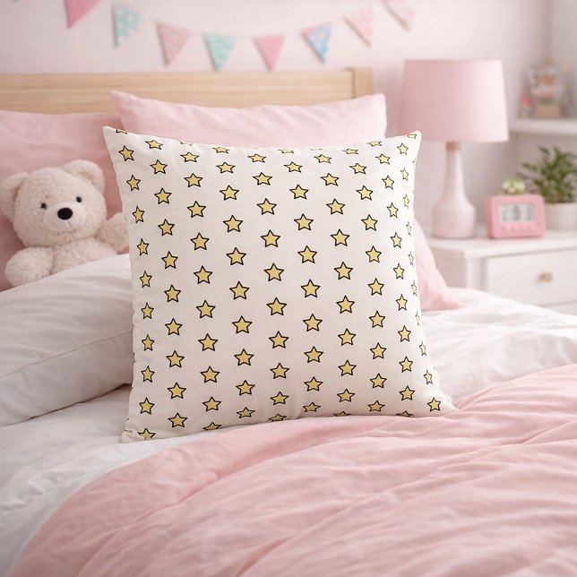 Geel Sterpatroon Half Drop Herhaling Kussen (A throw pillow with a cute yellow and black star pattern.)
