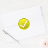 Geel symbool vinkje ronde sticker (Envelop)