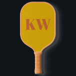 Geel terracotta monogram Initialen gepersonaliseer Pickleball Paddle<br><div class="desc">Maak je klaar om in stijl te serveren met onze Yellow Terracotta Monogram Initialen Personalized Pickleball Paddle! Met een warme, aardse mosterdgele en terracotta achtergrond met een chique, moderne monogram, is deze peddel net zo uniek als jij. Of je nu jezelf trakteert of een pickleball-liefhebber cadeau doet, deze gepersonaliseerde peddel...</div>