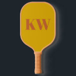Geel terracotta monogram Initialen gepersonaliseer Pickleball Paddle<br><div class="desc">Maak je klaar om in stijl te serveren met onze Yellow Terracotta Monogram Initialen Personalized Pickleball Paddle! Met een warme, aardse mosterdgele en terracotta achtergrond met een chique, moderne monogram, is deze peddel net zo uniek als jij. Of je nu jezelf trakteert of een pickleball-liefhebber cadeau doet, deze gepersonaliseerde peddel...</div>