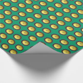 Geel tractorwiel op groene achtergrond cadeaupapier (Hoek)