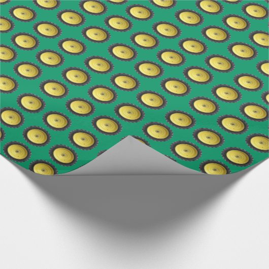 Geel tractorwiel op groene achtergrond cadeaupapier (Hoek)