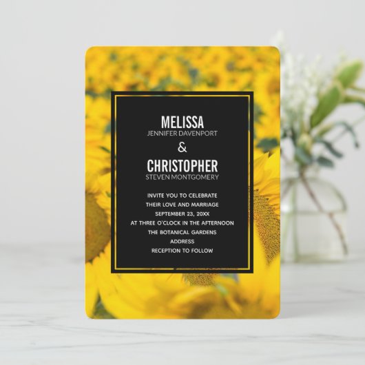 Geel veld van het zonnebloemen bruiloft kaart (Staand voorkant)