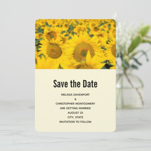 Geel veld van het zonnebloemen bruiloft save the date (Staand voorkant)