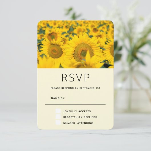 Geel veld van zonnebloemen RSVP kaartje (Staand voorkant)