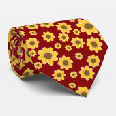 Geel ventilatorpatroon op rode achtergrond - Flora Stropdas (Opgerold)