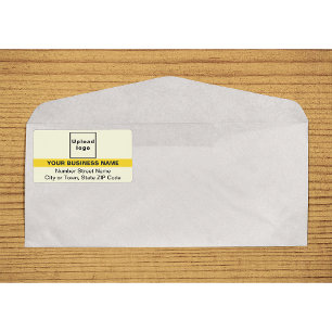 Geel verzendlabel met gemarkeerd merknaam
