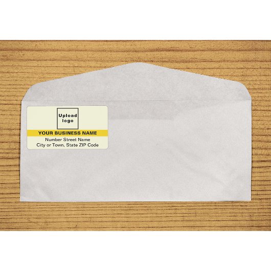 Geel verzendlabel met gemarkeerd merknaam
