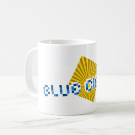 Geel vierkant met balken en tegenover pixel tekst  koffiemok