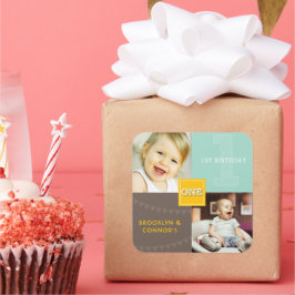 Geel Vierkant Schets Een Tweeling 1e Verjaardag Fo Vierkante Sticker