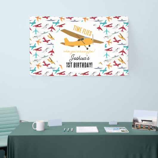 Geel Vliegtuig Kinder 1e Verjaardag Party Time Fli Spandoek (Beurs)