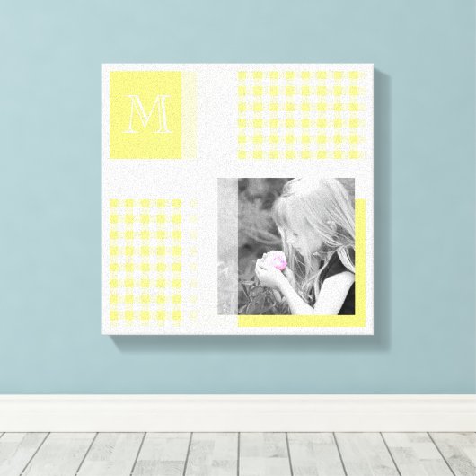 Geel Voeg je foto Gingham Modern Monogram toe Canvas Afdruk (Insitu (Houten vloer))