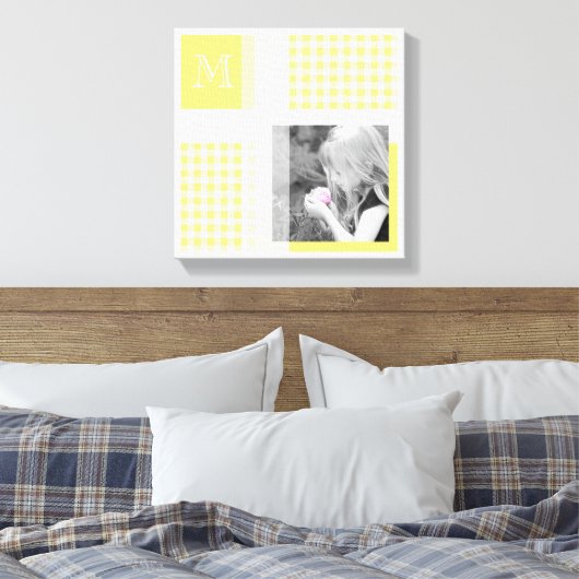 Geel Voeg je foto Gingham Modern Monogram toe Canvas Afdruk (Insitu (Slaapkamer))