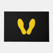 GEEL VOETPRINTS OP ZWART DEURMAT (Voorkant)