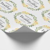 Geel W / C Bloemen Namen & Datum op Witte Bruiloft Cadeaupapier (Hoek)