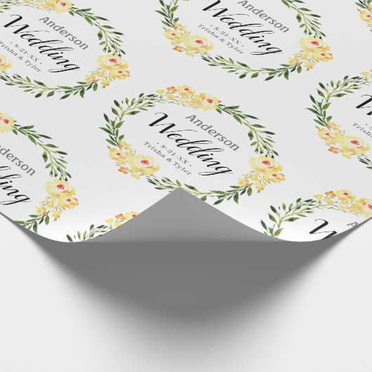 Geel W / C Bloemen Namen & Datum op Witte Bruiloft Cadeaupapier (Hoek)