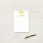 Geel waterverf bloemmotief gepersonaliseerd post-it® notes (Op bureau)