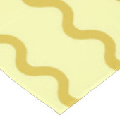 Geel Wavy Stripe Minimalistische Moderne Dining De Tafelkleed (Gekanteld)