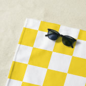 Geel Wit Check Checkerboard Patroon Strandlaken (In situ)