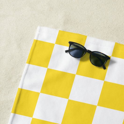 Geel Wit Check Checkerboard Patroon Strandlaken (In situ)